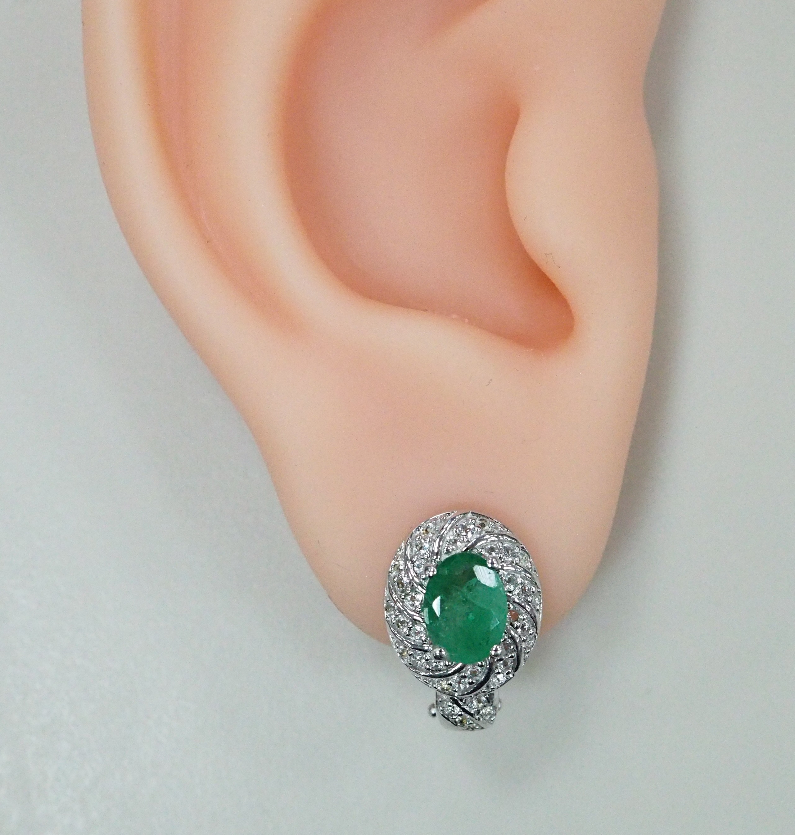 Серебряные серьги с изумрудами